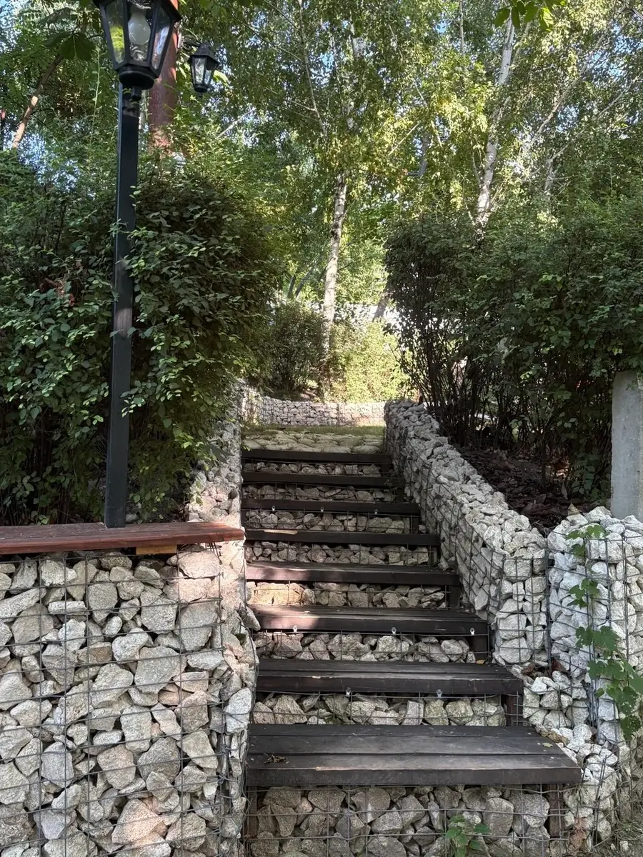 Scara din gabioane spre grădină